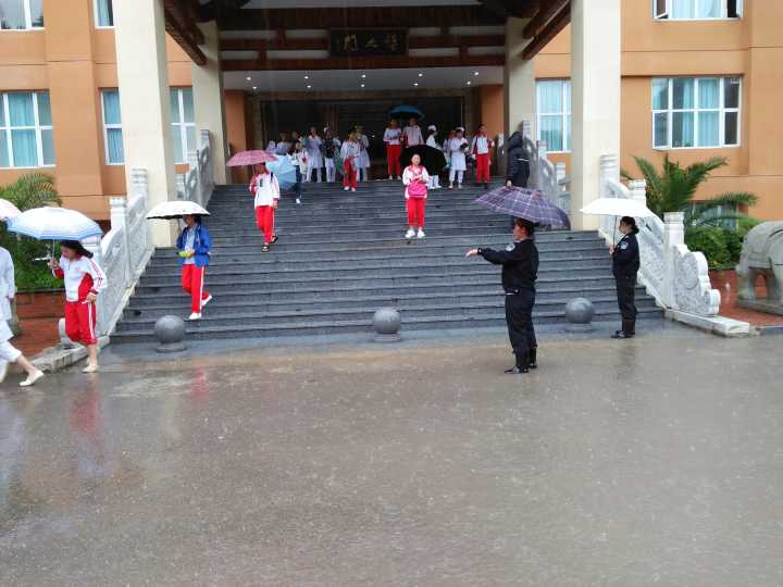 专人引导,避免学生走入路面积水深处